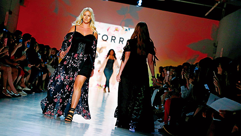 Torrid大尺碼模特兒在紐約時裝週走秀，為了豐富選擇，它也和服裝設計師合作，證明大尺碼服飾也能很時尚！